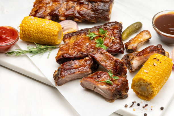 烤排骨配烧烤酱、番茄酱和烤蔬菜图片下载