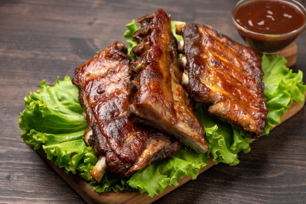 烤排骨配烧烤酱、番茄酱和烤蔬菜图片下载