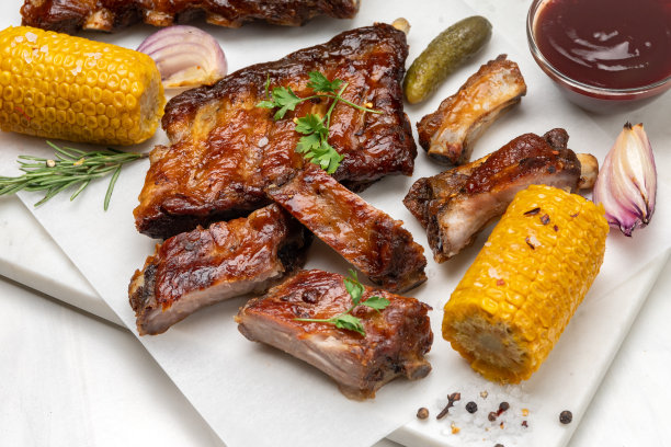 烤排骨配烧烤酱、番茄酱和烤蔬菜图片下载