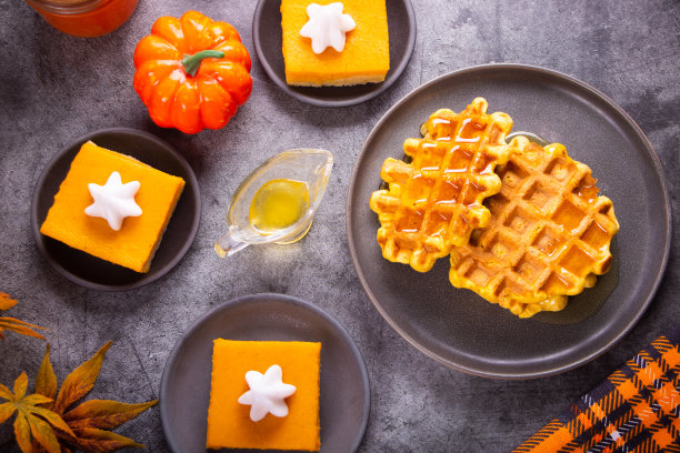 秋天自制南瓜香料华夫饼配蜂蜜和传统的美国自制派图片下载