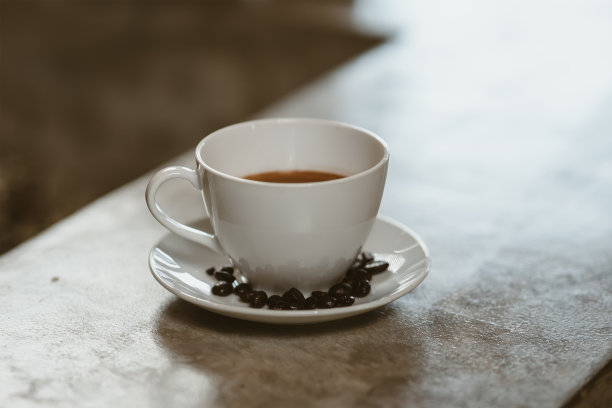 咖啡店柜台吧台上的咖啡杯。图片下载