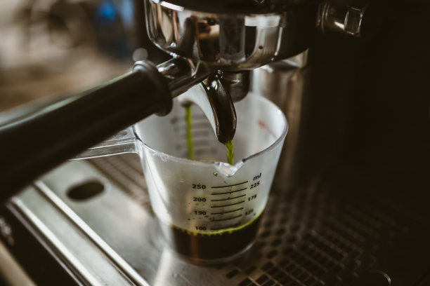 咖啡师挑选咖啡无底滤咖啡机在咖啡馆煮咖啡。咖啡机的概念。图片下载