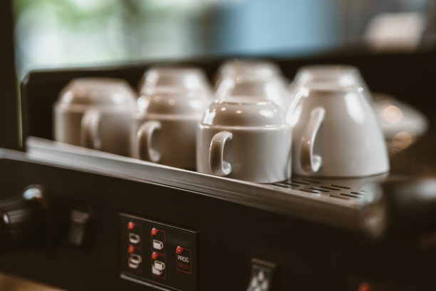 咖啡店咖啡机上的咖啡杯。图片下载