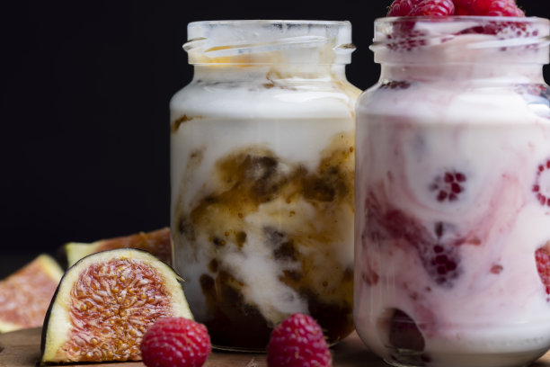 牛奶酸奶加覆盆子，特写图片下载