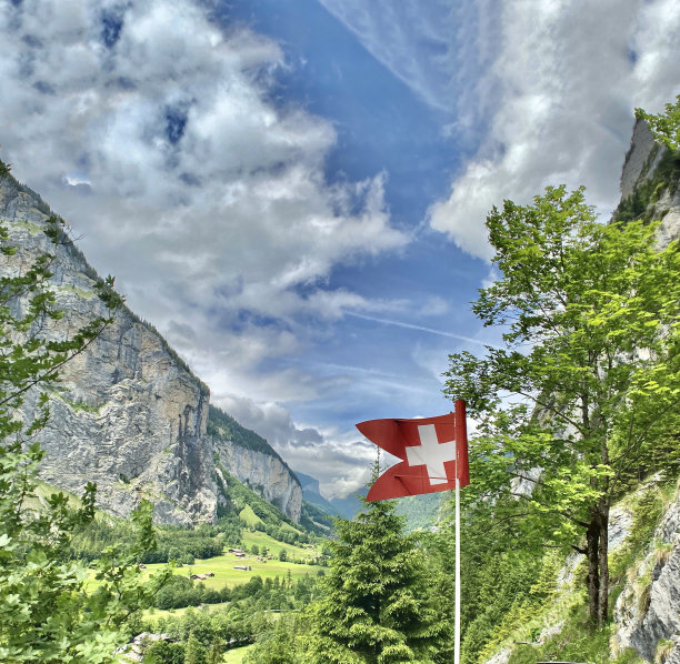 从trümmelbach瀑布俯瞰瑞士lauderbrunnen山谷，位于jungfrau山内。图片下载