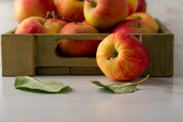 红色和黄色的苹果水果在木箱制作食品库存的概念图片下载