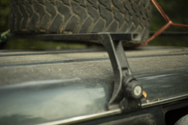 屋顶的汽车。车顶行李架。运输的细节。车顶行李架。图片下载