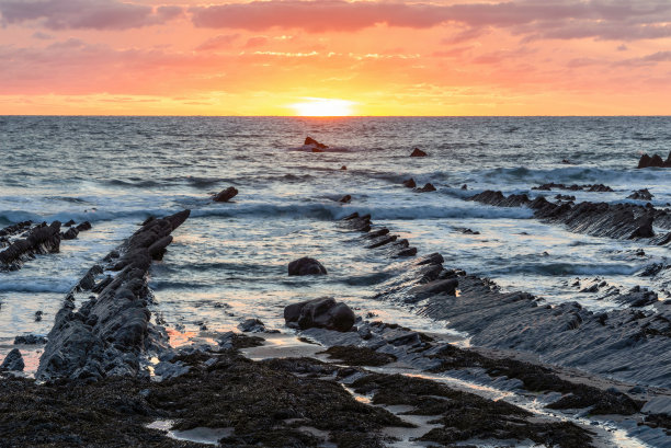 美丽的夕阳景观图片欢迎口海滩在德文郡与美丽的岩层图片下载