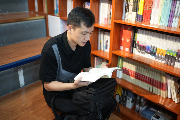 一个男孩正在读书以增加他的知识。图片下载