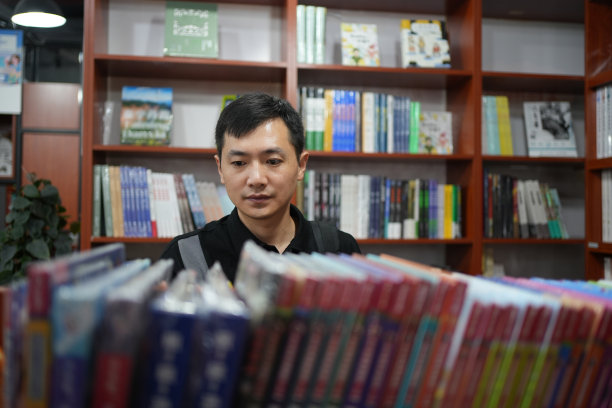 一个男孩正在读书以增加他的知识。图片下载