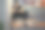 一个男孩正在读书以增加他的知识。图片下载