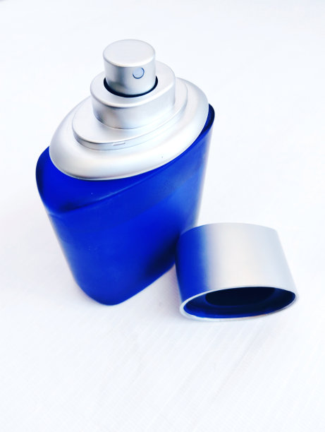 喷香水香水蓝色玻璃瓶模型香水花式玻璃瓶开盖猎鹰，香水雾化器，香水醒酒瓶，香水小瓶，雾化器瓶喷雾瓶特写视图图像照片图片下载