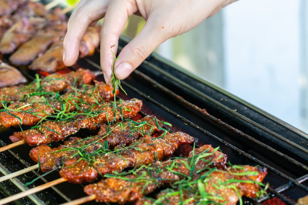 烧烤食物是一种很受欢迎的食物，人们很容易买到和吃到图片下载