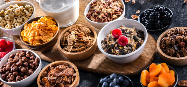 早餐谷物产品和新鲜水果图片下载