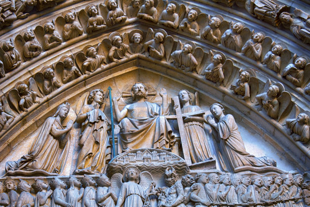 巴黎圣母院哥特式风格的大教堂。建筑上的细节图片下载