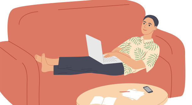 男人躺在沙发上拿着笔记本电脑。图片下载