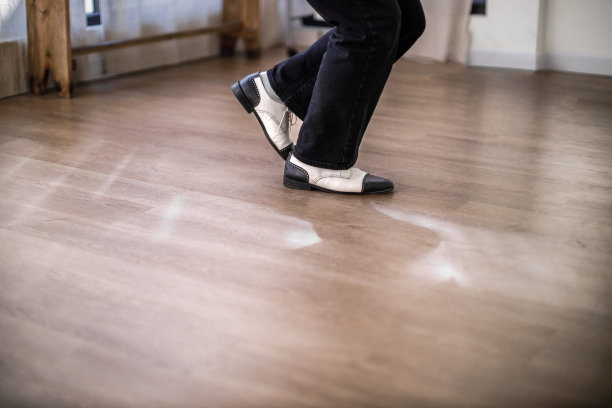 摇摆舞伙伴在舞蹈工作室练习图片下载