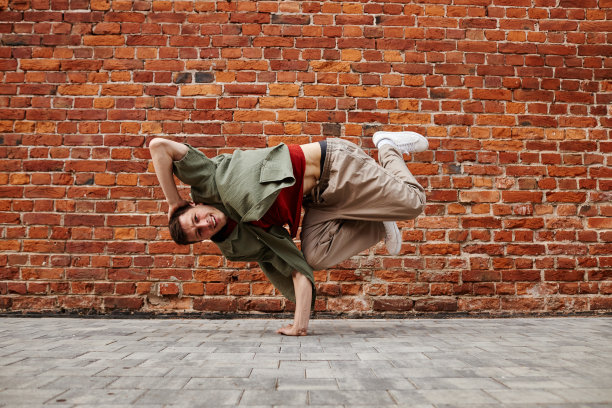 男霹雳舞对阵布里克图片下载