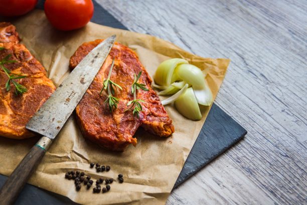 牛排在木板上腌制的特写镜头图片下载