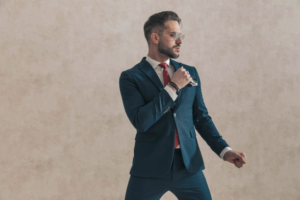 英俊优雅的商人，西装革履，戴着墨镜图片下载