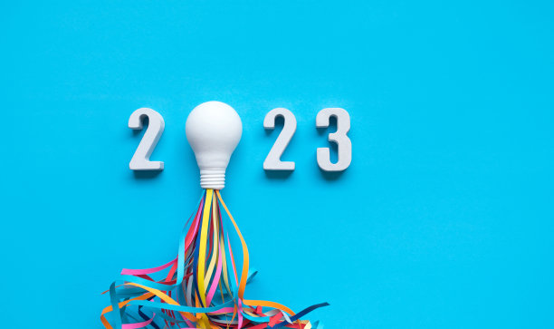 2023想法，灵感概念与火箭灯泡和彩色火花在蓝色背景图片下载