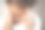 伤心不安的小女孩哭着往下看图片下载