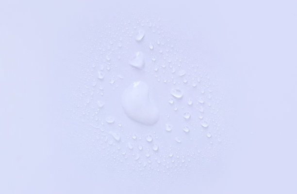 水滴透明凝胶血清在柔和的背景图片下载