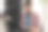 一个袖子上有纹身的年轻人正在笔记本电脑前专心工作。纹身的年轻自由职业者在一个新的创业项目中工作图片下载
