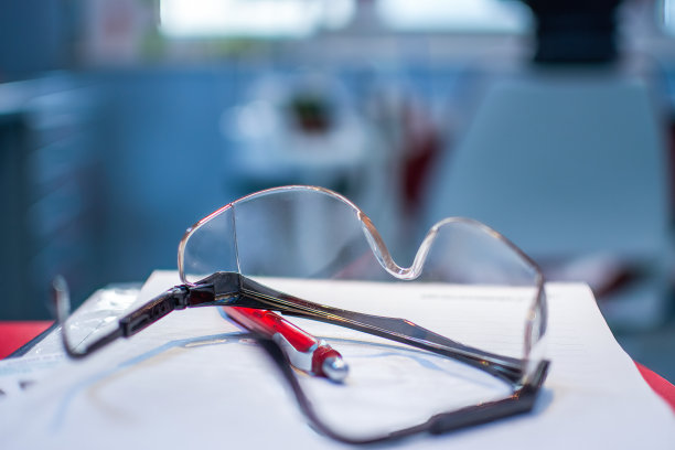 牙科诊所桌子上的防护眼镜特写。牙医的眼镜在桌子上。图片下载