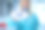 年轻的女牙医手戴防护手套，拿着手机，展示病人的x光片。图片下载