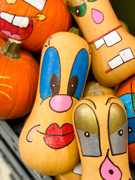 在秋季市场出售的画了脸的南瓜，秋季工艺品。图片下载
