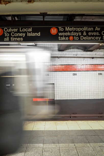 一个地下地铁站的标志和模糊的地铁列车在运动的观点图片下载