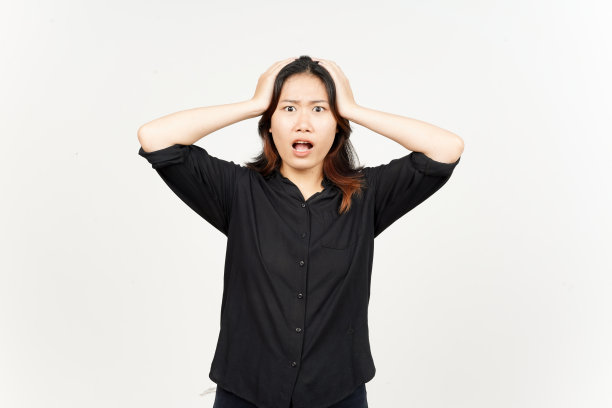“孤立在白色背景上的美丽亚洲女性”震惊的表情图片下载