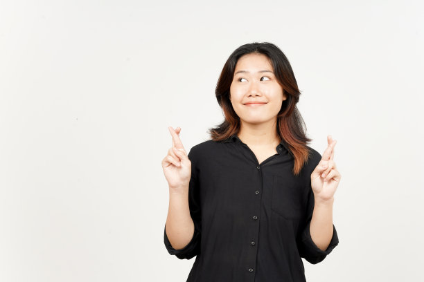 展示祝我好运的手指美丽的亚洲妇女孤立在白色背景图片下载