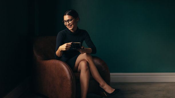 一位亚洲女商人在办公室里端着一杯咖啡图片下载