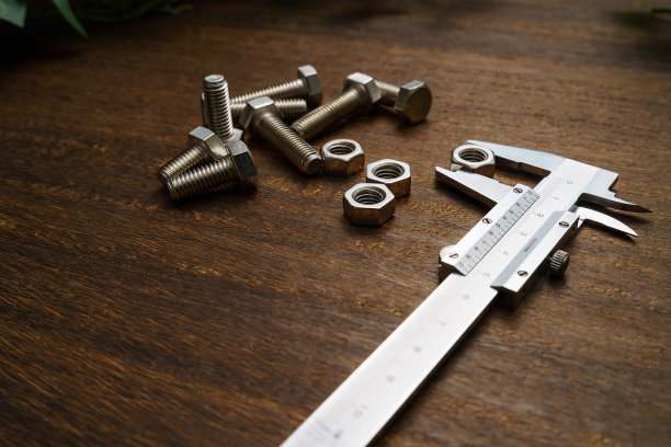 金属游标卡尺在木制背景图片下载