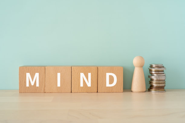 木块与“MIND”文本的概念，一个人类玩具，和硬币。图片下载