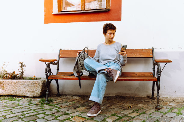 青少年游客在度假时在智能手机上查看电子地图，选择旅游路线图片下载