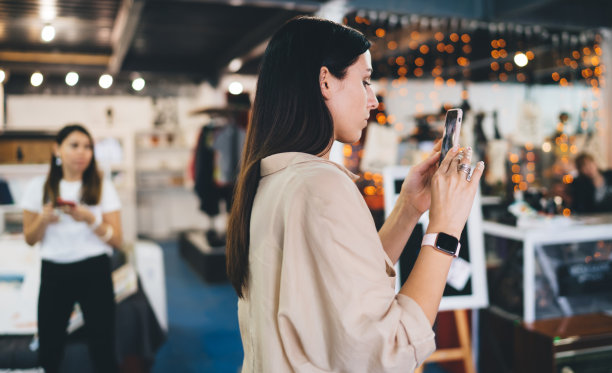 年轻女子在咖啡馆拍照图片下载