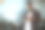 年轻人戴着耳机在外面听音乐。图片下载
