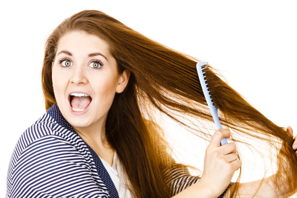 妇女用梳子梳理她的长发图片下载