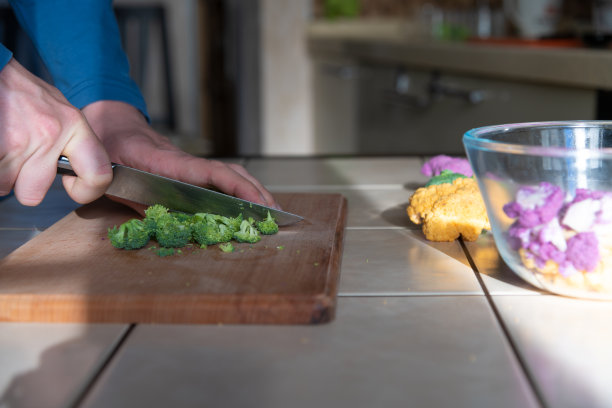 人切绿色的菜花图片下载