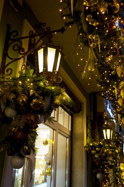 晚上，城市商店橱窗里的圣诞装饰品和圣诞树。伟大的圣诞节的背景。图片下载