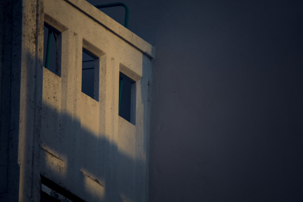 日落时阳台的一部分图片下载