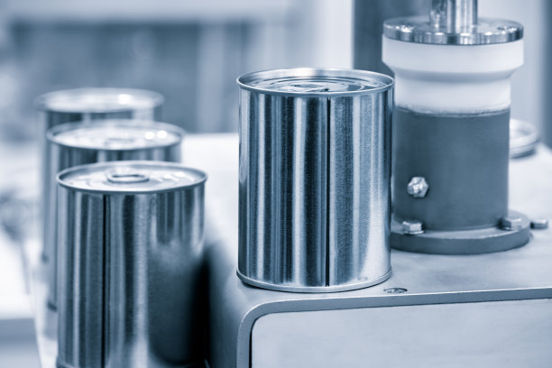 罐头生产线上的工业机器图片下载