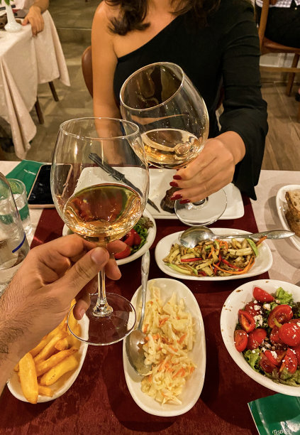 第一次约会，美酒佳肴。图片下载