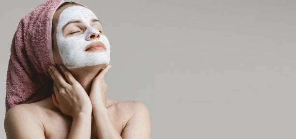 年轻的成年妇女正在享受美容手术。图片下载