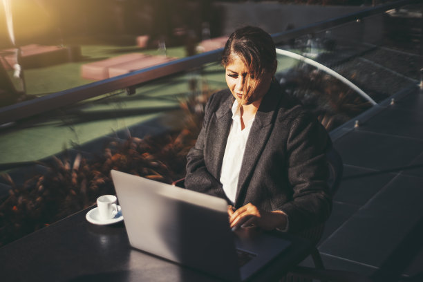 在户外带着笔记本电脑的女人图片下载