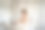 一个年轻的女商人回到办公室用笔记本电脑工作图片下载