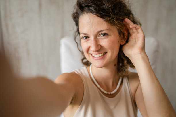 一位女士坐在办公室里，微笑着看着镜头图片下载